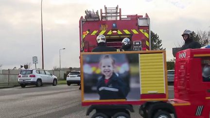 Beaucoup d’enfants rêvent de devenir pompiers et c’est le cas de la petite Léa âgée de 2 ans,&nbsp;mascotte d’une caserne près de Lille&nbsp;(Nord). (CAPTURE D'ÉCRAN FRANCE 3)