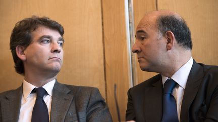 Le ministre du Redressement productif, Arnaud Montebourg (&agrave; g.), et le ministre de l'Economie, Pierre Moscovici, le 17 octobre 2012, lors d'une conf&eacute;rence de presse &agrave; Bercy. (FRED DUFOUR / AFP)