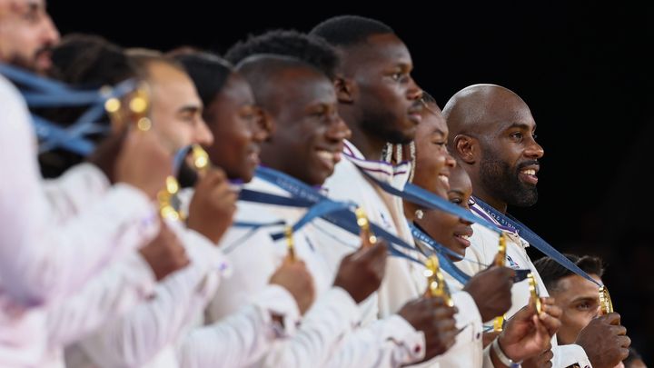 L'equipe de France de judo recoit la médaille d'or aux Jeux Olympiques de Paris entre la France et le Japon, au Grand Palais Ephémère, le 3 aout 2024. (JULIEN MATTIA / LE PICTORIUM / MAXPPP)