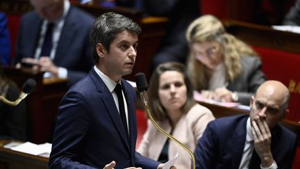 Gabriel Attal prend la parole lors de la séance de questions au gouvernement à l'Assemblée nationale, à Paris, le 26 mars 2024. (JULIEN DE ROSA / AFP)