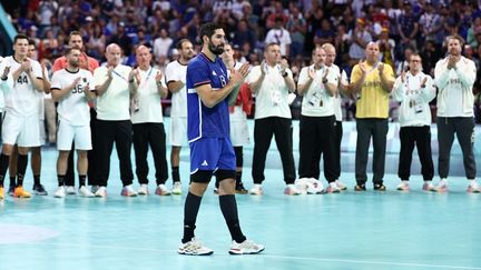 Des images de joie, mais aussi de tristesse. Après la cruelle élimination des Bleus du handball en quarts de finale des JO contre l'Allemagne, le 7 août, Nikola Karabatic, considéré par beaucoup comme le meilleur joueur de l'histoire de son sport, tire sa révérence. Emu, il est salué par les 27 000 spectateurs du stade Pierre-Mauroy et par ses adversaires. (SAMEER AL-DOUMY / AFP)