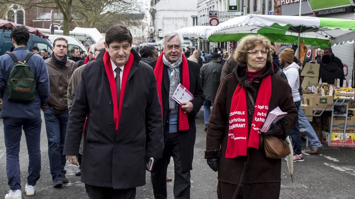 Le ministre de la Ville, de la Jeunesse et des Sports, Patrick Kanner, d&eacute;ambule dans les all&eacute;es du march&eacute; de Wazemmes, &agrave; Lille (Nord), en compagnie de sa colisti&egrave;re pour les &eacute;lections d&eacute;partementales, Marie-Christine Staniec-Wavrant, le 15 mars 2015. (MATHIEU DEHLINGER / FRANCETV INFO)