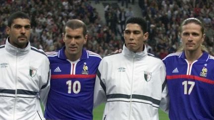 Les joueurs Zinedine Zidane, Mehdi Meniri, Farid Ghazi, Emmanuel Petit&nbsp;et l'entraîneur&nbsp;Rabah Madjer avant le match amical entre la France et l'Algérie&nbsp;le 6 octobre 2001.&nbsp; (OLIVIER MORIN / AFP)