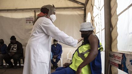 Une personne est vaccinée contre le Covid-19 à Centurion en Afrique du Sud, le 27 septembre 2021. (MANASH DAS / SIPA USA)