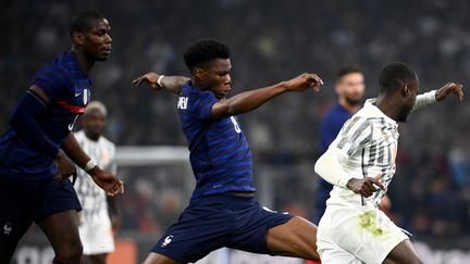 Paul Pogba et Aurélien Tchouaméni poursuivent l'attaquant ivoirien Nicolas Pépé lors du match amical, vendredi 25 mars 2022. (FRANCK FIFE / AFP)