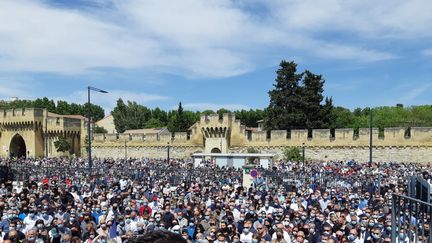 Plus d'un millier de personnes se sont rassemblées pour rendre hommage à&nbsp;Éric Masson (09 mai 2021). (JEROME JADOT/ RADIO FRANCE)