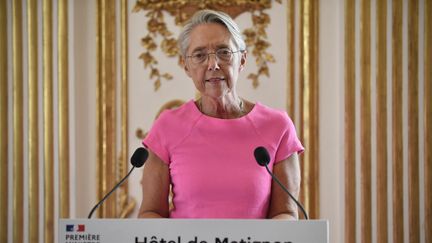 La Première ministre Elisabeth Borne prononce un discours devant les responsables politiques calédoniens à Matignon à Paris le 6 septembre 2023. (JULIEN DE ROSA / AFP)