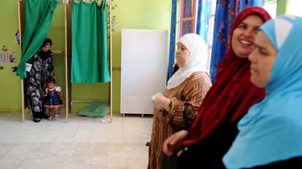 Des Alg&eacute;riennes attendent de voter pour les l&eacute;gislatives dans un bureau d'Alger, le 10 mai 2012.&nbsp; (FAROUK BATICHE / AFP)