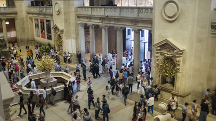 Des visiteurs à l'entrée du Metropolitan Museum of Art, à New York (Etats-Unis), le 21 août 2018. (ANTOINE BOUREAU / PHOTONONSTOP / AFP)