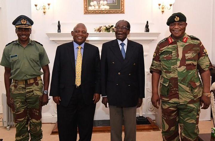 Capture d'écran de la chaîne nationale zimbabwéenne, la Zimbabwe Broadcasting Corporation (ZBC), faite le 16 novembre 2017, montrant le président Robert Mugabe qui pose aux côtés du général Constantino Chiwenga (à droite) et de l'envoyé spécial sud-africain à Harare. C'est la première image officielle du chef de l'Etat après le coup d'Etat de la nuit du 14 au 15 novembre 2017.  (ZBC / AFP)