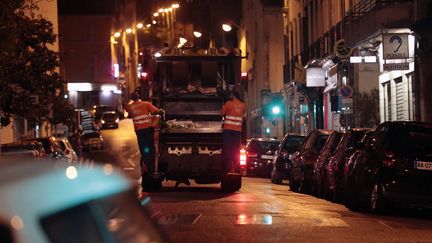 Un camion de ramassage de déchets à Marseille (Bouche-du-Rhône), le 17 septembre 2014. (MAXPPP)