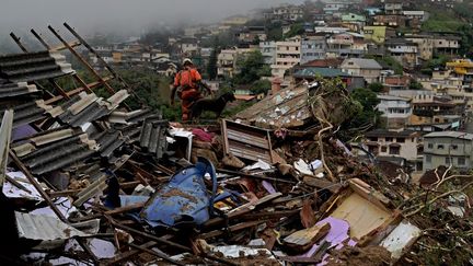 Un pompier recherche des survivants dans les glissements de terrain&nbsp;provoqués par des pluies diluviennes à Petropolis au Brésil, le 16 février 2022. (CARL DE SOUZA / AFP)