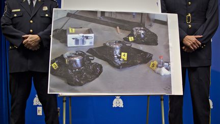 La police canadienne expose les trois cocottes-minutes pr&eacute;par&eacute;s par les deux suspects pour leur projet d'attentat, le 2 juillet 2013 &agrave; Surrey (Canada). (ANDY CLARKS / REUTERS)