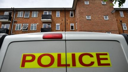 Un véhicule de police, à Londres, la capitale britannique, en juin 2020. (BEN STANSALL / AFP)