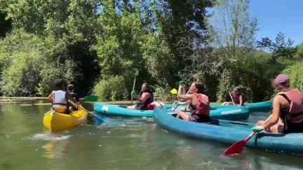 Dans le Lot, les adolescents d'une colonie de vacances allient détente et utilité en nettoyant les berges de la rivière&nbsp;Célé&nbsp;à bord de canoës-kayaks. (FRANCE 2)