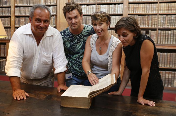 De gauche à droite : l'égyptologue italien Francesco Tiradritti, le conservateur italien Simone Martini, la responsable restauration et conservation de la bibliothèque municipale d'Ajaccio Vannina Schirinski-Schikhmatoff et Elizabeth Perie, la directrice de la bibliothèque. 
 (PASCAL POCHARD-CASABIANCA / AFP)