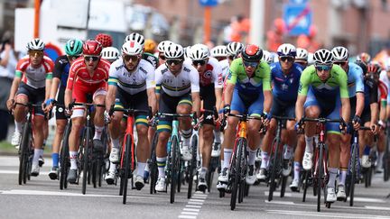 Le peloton lors des championnats du monde de cylisme sur route en Belgique, le 26 septembre 2021. (KENZO TRIBOUILLARD / AFP)