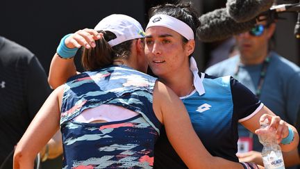 Iga Swiatek et&nbsp;Ons Jabeur lors de la finale du WTA 1000 de&nbsp;Rome, le 15 mai 2022. (TIZIANA FABI / AFP)