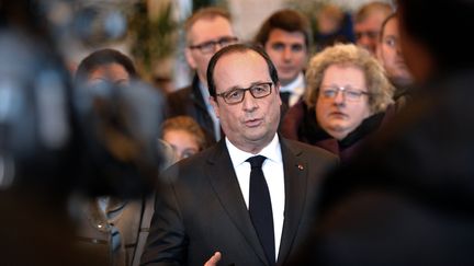 Fran&ccedil;ois Hollande face aux journalistes &agrave; son arriv&eacute;e &agrave; Saint-Pierre (Saint-Pierre-et-Miquelon), le&nbsp;23 D&eacute;cembre 2014 (STEPHANE DE SAKUTIN / AFP)