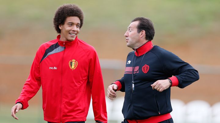 Axel Witsel en grande discussion avec Marc Wiklmots, le 19 juin &agrave; Mogi das Cruzes (Br&eacute;sil). (BRUNO FAHY / BELGA MAG / AFP)