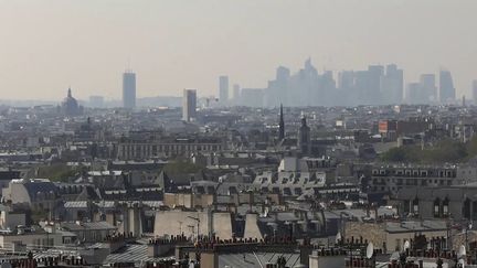 La crise du Covid-19, les confinements successifs et le télétravail ont poussé des citadins à quitter les centres-villes quand ils le pouvaient. À Paris, la désertion a pris une ampleur inédite. (FRANCE 2)