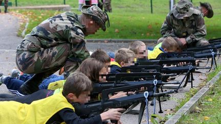 &nbsp; (Des fusils à l'école, à Falstroff (Moselle) © MaxPPP)