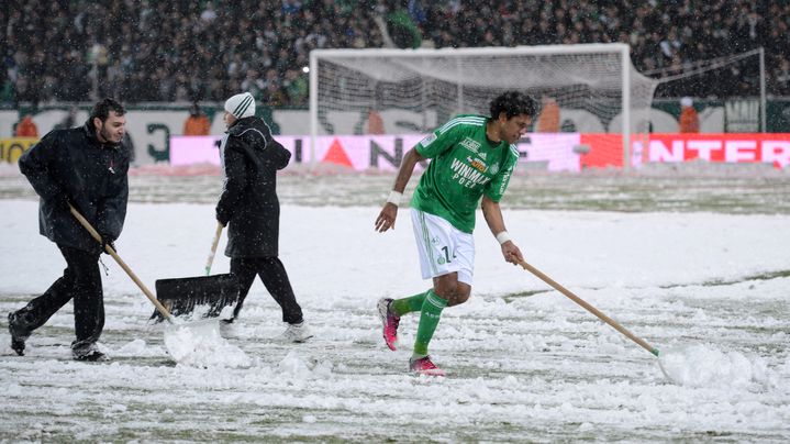 Brandao s'active pour d&eacute;neiger le terrain, le 9 f&eacute;vrier 2013 &agrave; Saint-Etienne. (PHILIPPE DESMAZES / AFP)