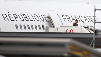 Le président ukrainien Volodymyr Zelensky arrive à Hiroshima, au Japon, à bord d'un avion français, le 20 mai 2023. (YUICHI YAMAZAKI / AFP)