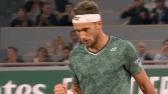 Casper Ruud est sur un nuage grâce au gain du troisième set. Le Norvégien ne laisse pas Marin Cilic respirer qui ne frappe plus de coup gagnant. Le 8e joueur mondial écœure le Croate avec une défense exceptionnelle qui lui offre une balle de break d'entrée.