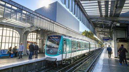 Un métro à quai à la station de métro Jaurès, à Paris, le 14 octobre 2017. (GUIZIOU FRANCK / HEMIS.FR / AFP)