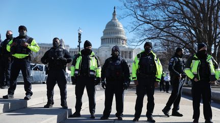 Des policiers surveillent les abords du Capitole, le 7 janvier 2021 à Washington (Etats-Unis). (JOE RAEDLE / GETTY IMAGES NORTH AMERICA / AFP)