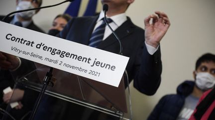 Lors d'un discours du Premier ministre Jean Castex sur le "Contrat d'engagement jeune" à la "Mission locale" de Vitry-sur-Seine,&nbsp;le 2 novembre 2021. (JULIEN DE ROSA / AFP)