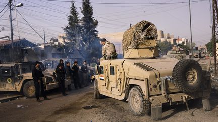 Des soldats irakiens engagés dans l'offensive contre le groupe Etat islamique, le 10 janvier 2017, dans les quartiers est de Mossoul (Irak). (DIMITAR DILKOFF / AFP)