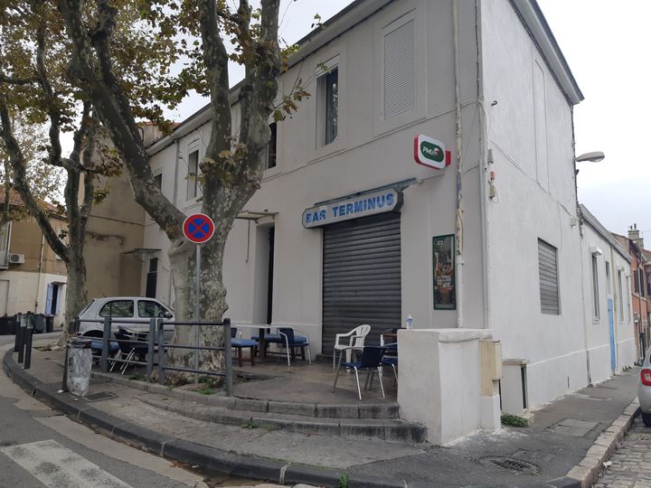 Un fusillade a éclaté jeudi 31 octobre dans le bar le Terminus, dans le 15e arrondissement de Marseille, faisant six blessés. L'établissement est resté fermé vendredi.&nbsp; (OLIVIER MARTOCQ / RADIO FRANCE)