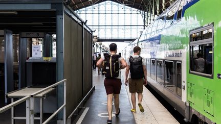 Des voyageurs embarquant à bord de la ligne régionale qui relie Paris à Boulogne-sur-Mer, en 2020. Photo d'illustration. (AMAURY CORNU / HANS LUCAS)