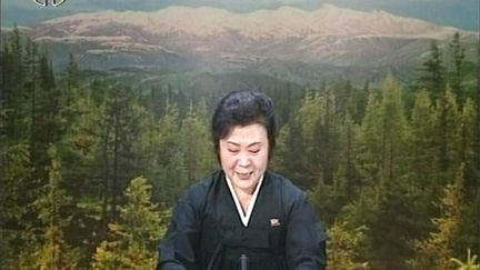 Une pr&eacute;sentatrice t&eacute;l&eacute;vis&eacute;e annonce tr&egrave;s &eacute;mue la mort du leader nord cor&eacute;en Kim Jong-Il sur la t&eacute;l&eacute;vision d'&eacute;tat, le 19 d&eacute;cembre 2011. (KRT / REUTERS)