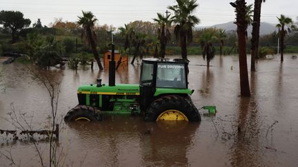 Un tracteur est abandonné dans une zone inondée à&nbsp;Roquebrune-sur-Argens (Var), le 24 novembre 2019.&nbsp; (VALERY HACHE / AFP)