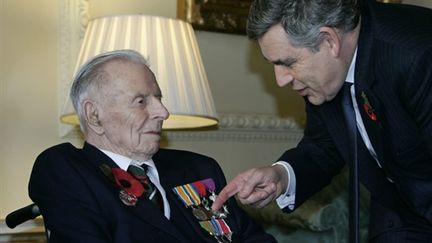 Harry Patch, avec le premier ministre britannique Gordon Brown, le 11/11/2008 (© AFP/Lefteris Pitarakis)