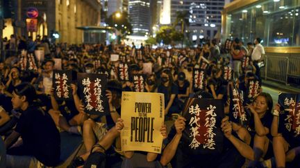 Des manifestants pro-démocratie, à Hong Kong, le 16 août 2019. (MANAN VATSYAYANA / AFP)