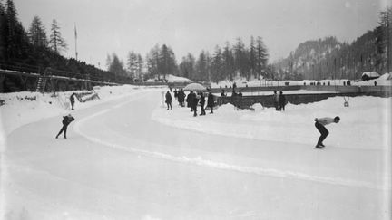 Le Norvégien Carlson et l'Allemand Mayke lors de la course de patinage de vitesse sur 5&nbsp;000&nbsp;m aux Jeux de Saint-Moritz, en 1928.&nbsp; (BUNDESARCHIV)