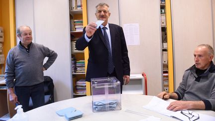 Lors du second tour de l'élection présidentielle, dimanche 24 avril, Jean Lassalle a mis en scène son abstention dans son bureau de vote de Lourdios-Ichère (GAIZKA IROZ / AFP)