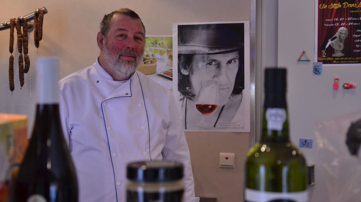 Marc Hubaut, boucher depuis 20 ans, vend des vins de G&eacute;rard Depardieu dans sa boucherie, situ&eacute;e en face de la maison d'h&ocirc;tes du com&eacute;dien.N&eacute;chin (Belgique). (VALENTINE PASQUESOON / FRANCE 2)