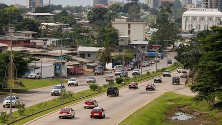 Des voitures sur une autoroute à Libreville, la capitale du Gabon, le 16 janvier 2017. (REUTERS/Mike Hutchings)