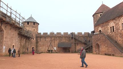 La cour du château de Guédelon, le siteattire des visiteurs nombreux le dernier jour de son ouverture (Chloé Bouchasson - France Télévisions)