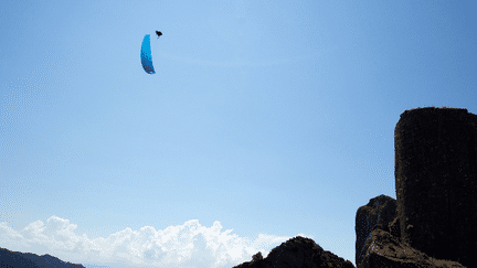  (Theo de Blic réalise un Infinity Tumbing au dessus du château de Peyrepertuse en juin dernier © Vigi Photographie)