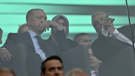 Les événements sportifs sont souvent propices aux relations diplomatiques. Le 20 août 2023, le Premier ministre hongrois Viktor Orban a ainsi invité le président turc Recep Tayyip Erdogan. (DENES ERDOS / AP)