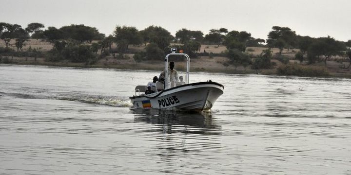 Un bateau de la police tchadienne patrouille sur le lac Tchad, le 25 janvier 2015. (PHOTO / PATRICK FORT)