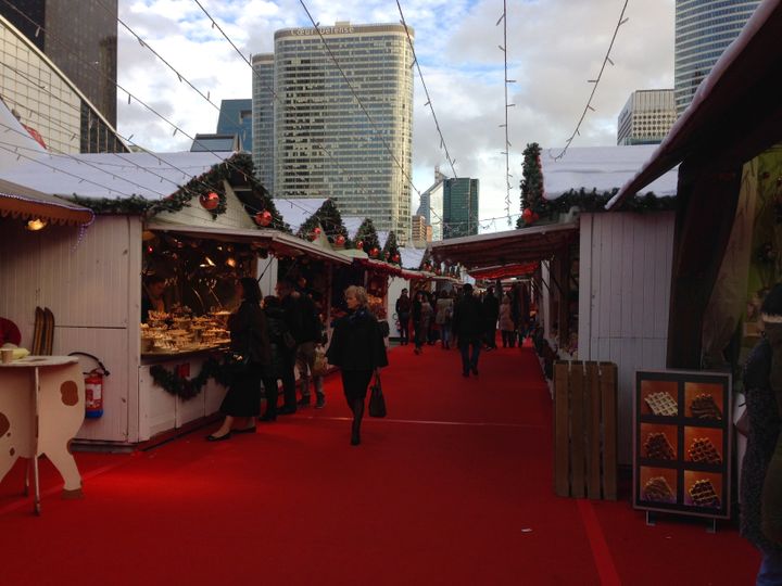 Les allées presque vides du marché de Noël de la Défense, le 21 décembre 2015.&nbsp; (CAMILLE ADAOUST / FRANCETV INFO)