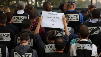 Des policiers réunis à Bordeaux (Gironde), le 7 octobre 2022. (THIBAUD MORITZ / AFP)