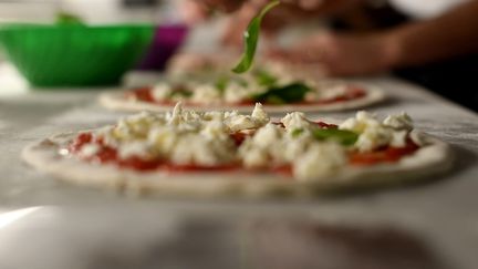 Dans un communiqué, le 18 mars 2022, Buitoni&nbsp;demande aux consommateurs ayant acheté des pizzas surgelées Fraîch'Up de ne pas les consommer et de les jeter. La marque a été informée de la présence de bactéries E. coli dans la pâte d'un produit. (TIZIANA FABI / AFP)